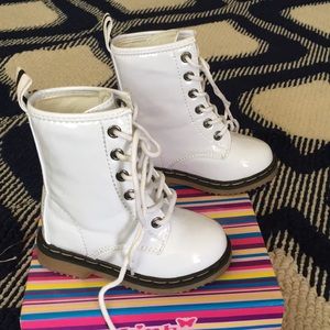 5C ALL WHITE BOOTS